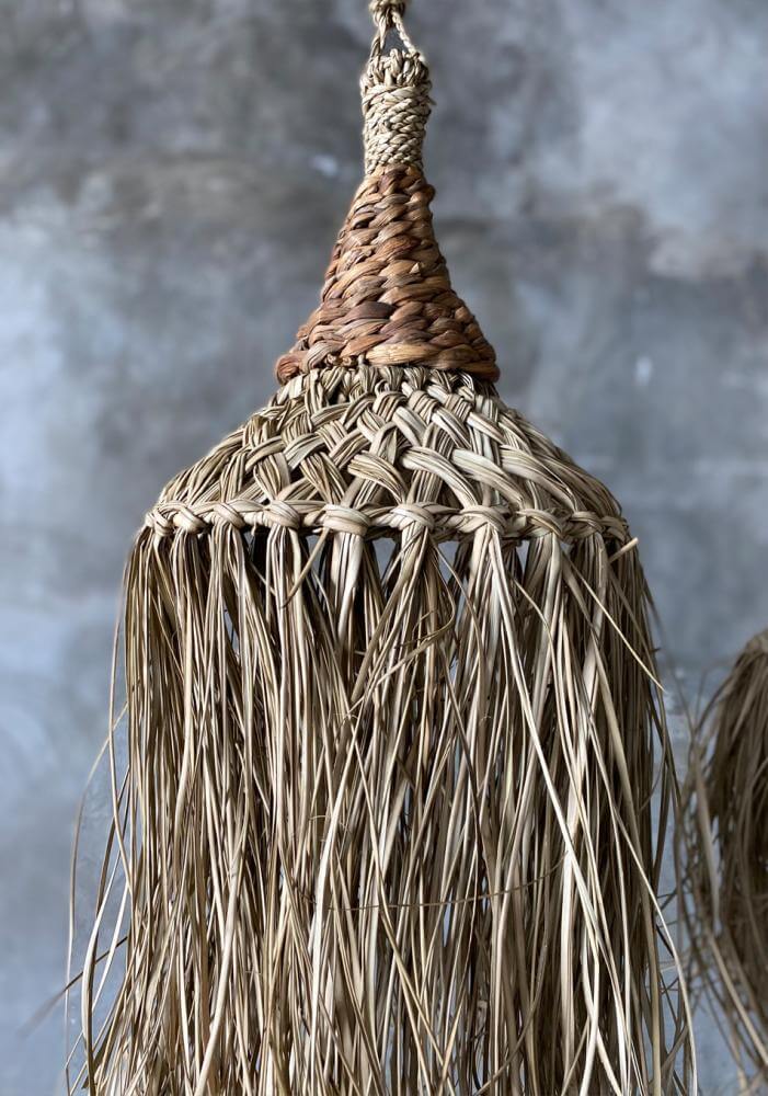 Alt Tag: "De Playa Pendant: handgeweven hanglamp van sisal en bananenblad, creëert beach vibes voor binnen en buiten."