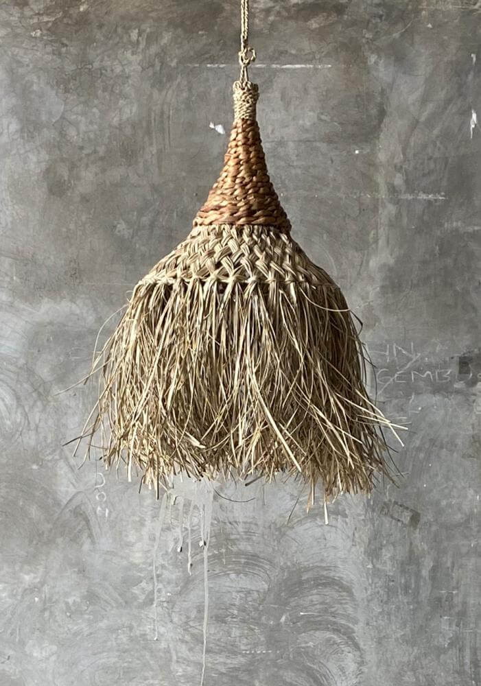 Alt Tag: Stijlvolle Playa Pendant hanglamp, geweven van sisal en bananenblad, voor sfeervolle beach vibes binnen en buiten.
