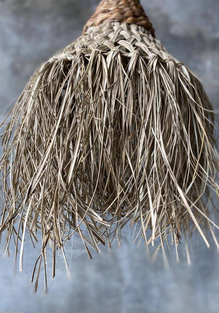 De Playa Pendant hanglamp van sisal en bananenblad met strandvibes, perfect voor binnen en buiten decor.