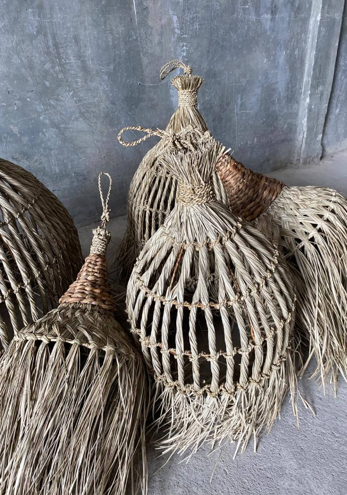 Sisal en bananenblad hanglampen met ingewikkelde patronen, perfect voor strandvibes in huis. Gemaakt van duurzame materialen.