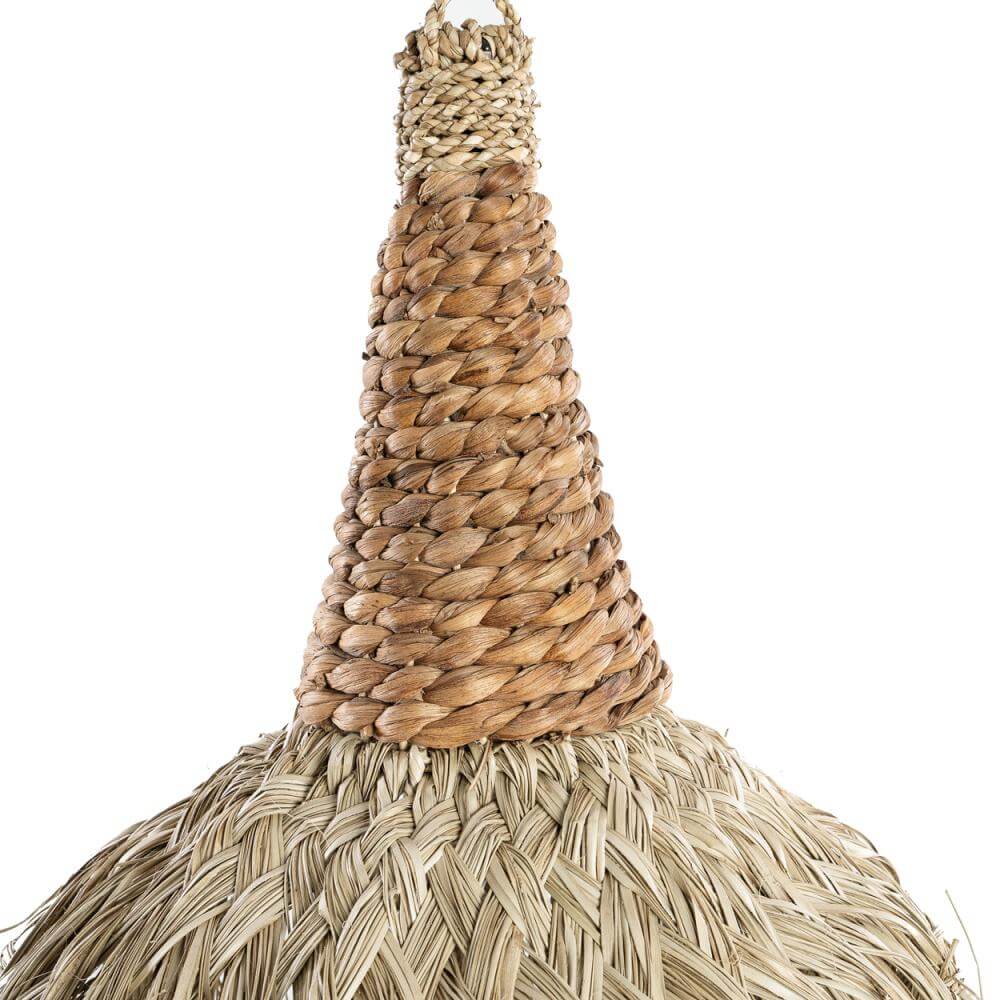 Detail van de Playa Pendant hanglamp, geweven van sisal en bananenblad, geeft beach vibes en sfeer in huis of tuin.