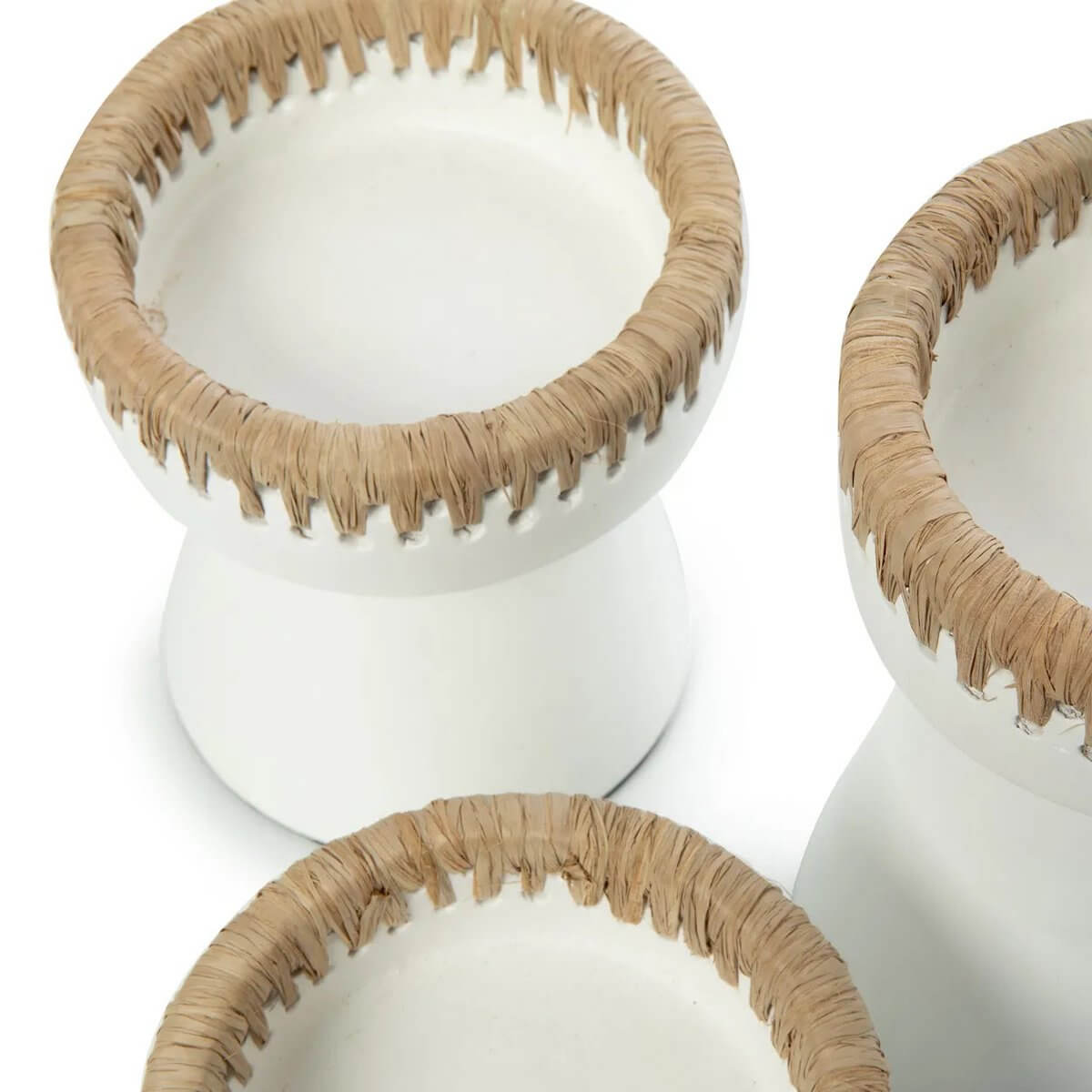 White terracotta candle holders with raffia accents, perfect for a bohemian look. Stylish decor for tables and consoles.