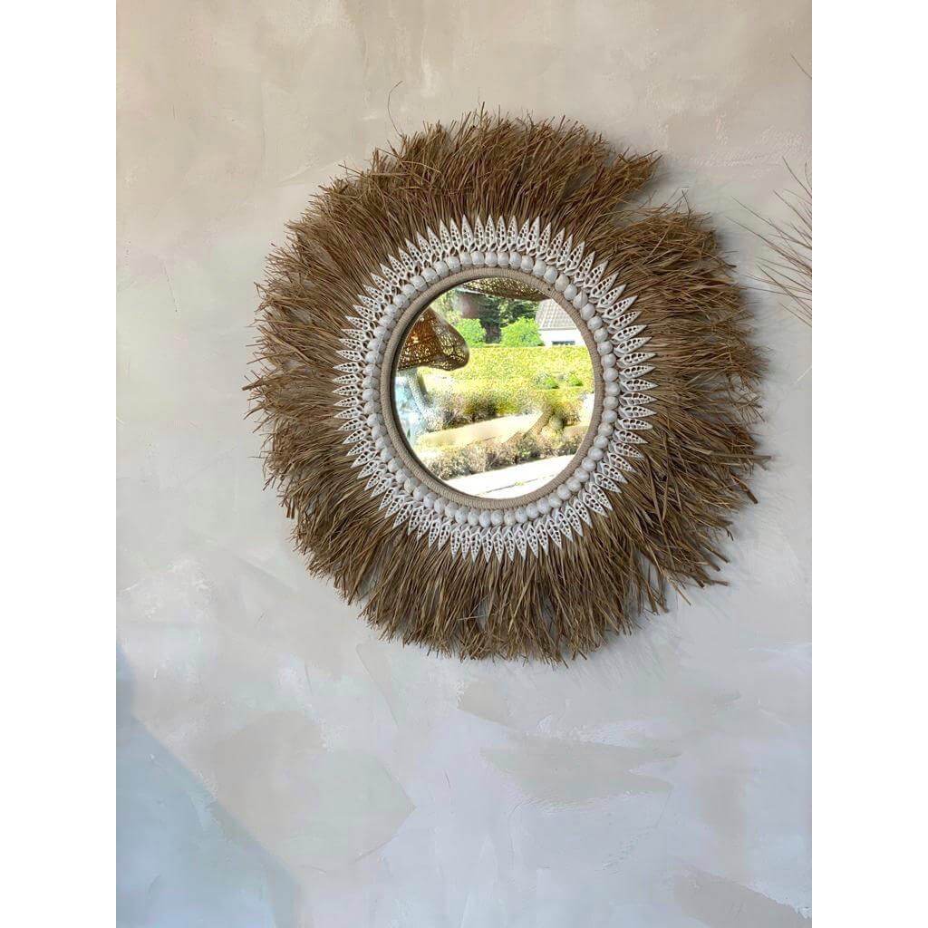 Raffia Ginger Spiegel - Natuurlijke boho-stijl met kusttextuur. Trendy raffia-franjes, perfect voor elke kamer, door Bazar Bizar Living.