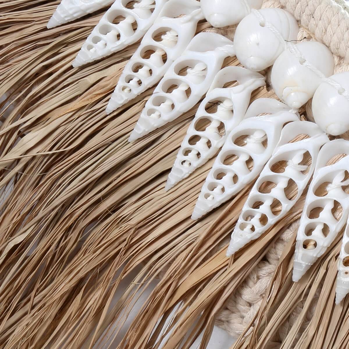 Alt Tag: Close-up van natuurlijke raffia- en schelpdetails van de Raffia Ginger Spiegel - Naturel, boho woondecoratie.