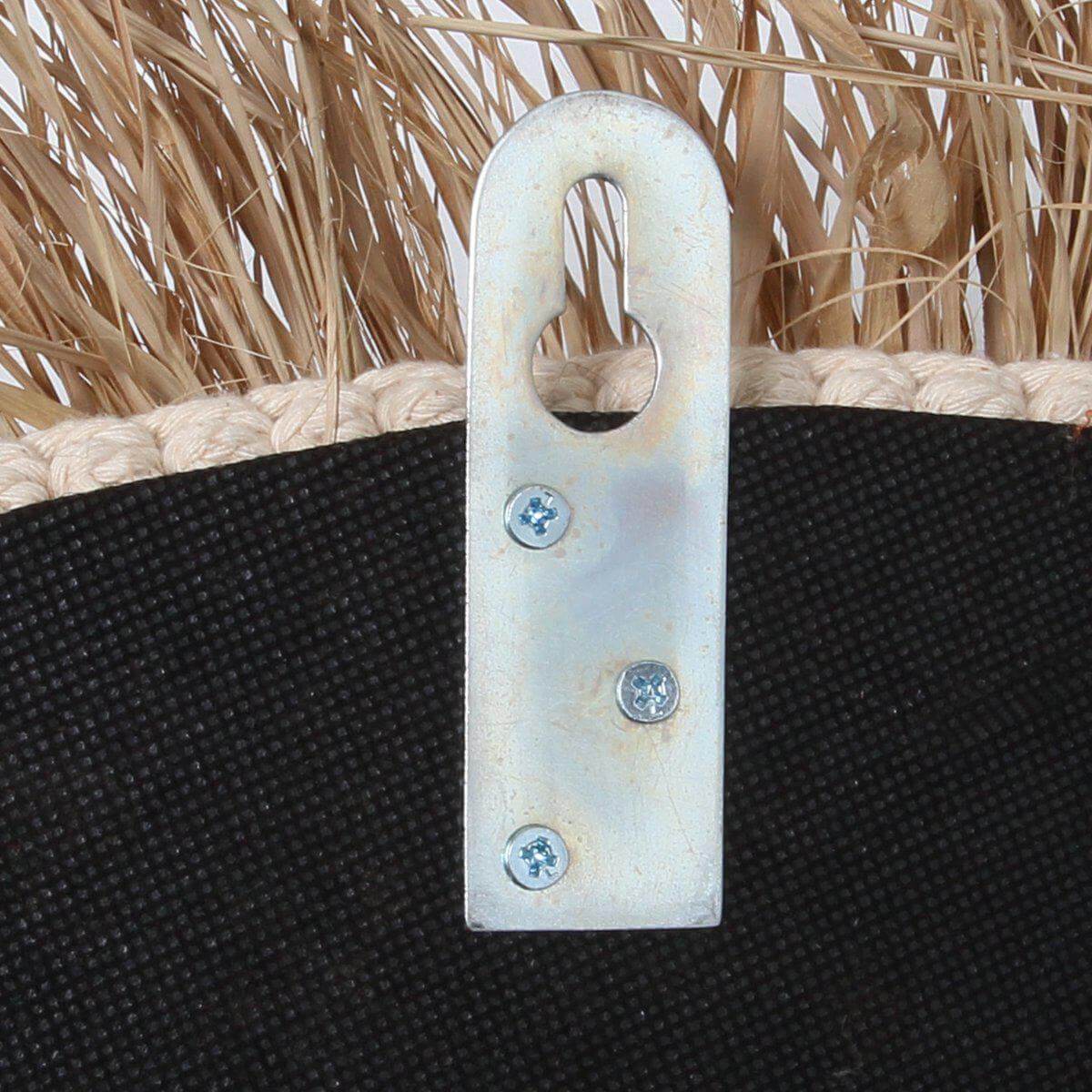 Achterkant van de Raffia Ginger Spiegel Naturel met bevestigingssysteem en raffia randen. Stijlvolle interieurdecoratie uit Bazar Bizar.