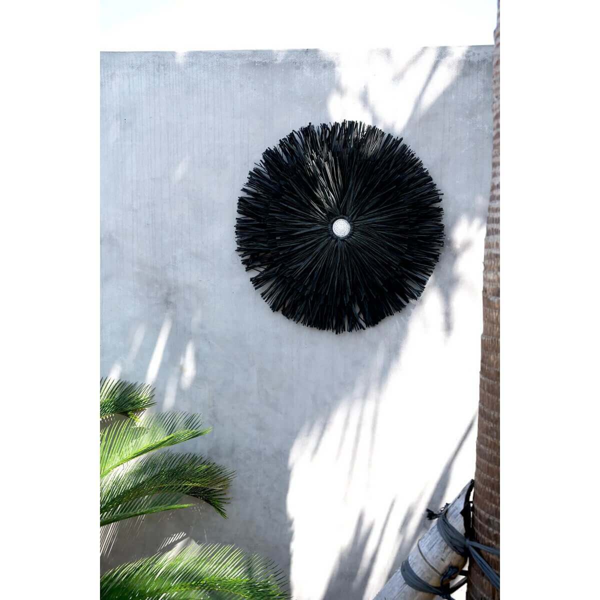 Bohemien raffia muurdecoratie in zwart van Bazar Bizar, perfect voor binnen of buiten. Diameter: 50cm. Elegante wanddisplay.