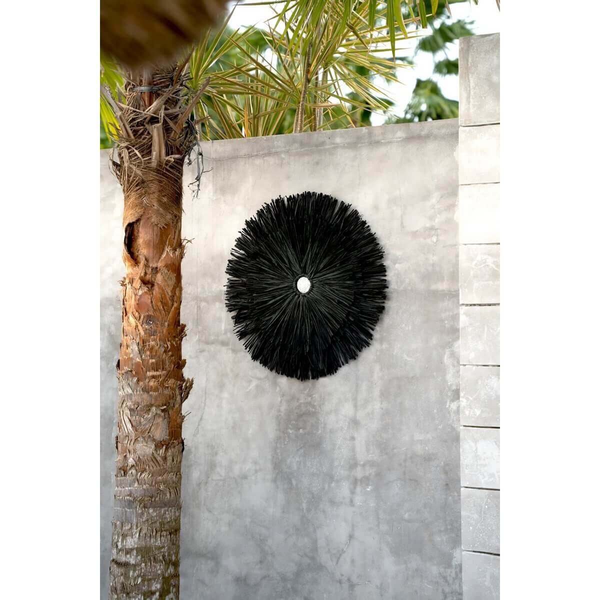 Stijlvolle zwarte raffia Juju wanddisplay van Bazar Bizar Living, een bohemien decoratie voor binnen- of buitenmuren.