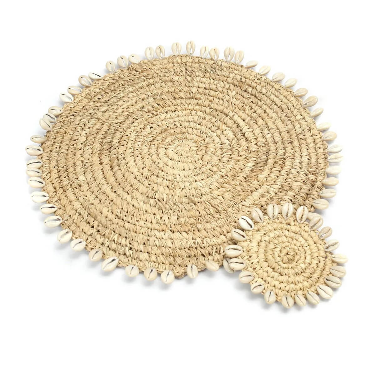 Bohemian Raffia Shell Coaster - Round Balinese design with kaurischelpen, 13cm, handmade by Bazar Bizar Living.