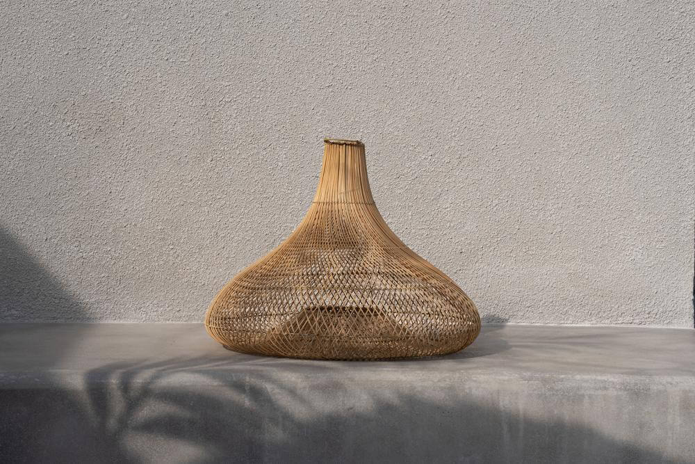 Rotan pendantlamp The Shala in organische vorm, ideaal voor plafond of vloer, perfect voor sfeer in huis, beschikbaar in twee maten.