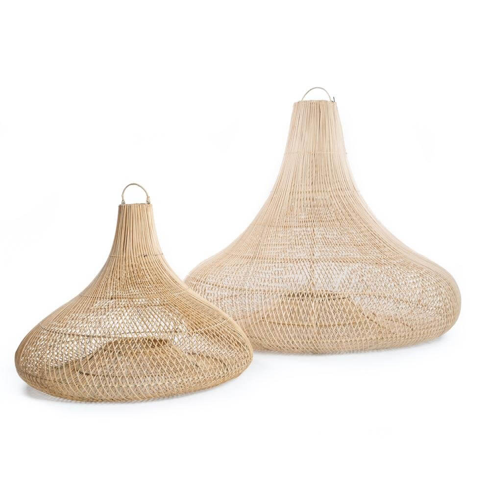 Rotan hanglamp De Shala in twee maten, geschikt voor plafond en vloer; sfeermaker van duurzame materialen in organische vorm.