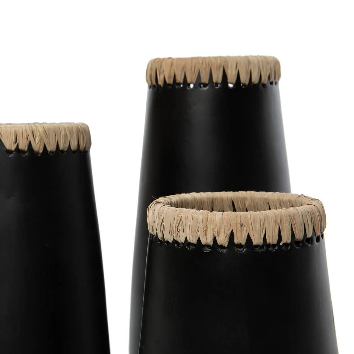 Close-up of Sneaky Vase - Zwart Naturel with raffia detail, perfect for Bohemian interior featuring minimalist black terracotta design.