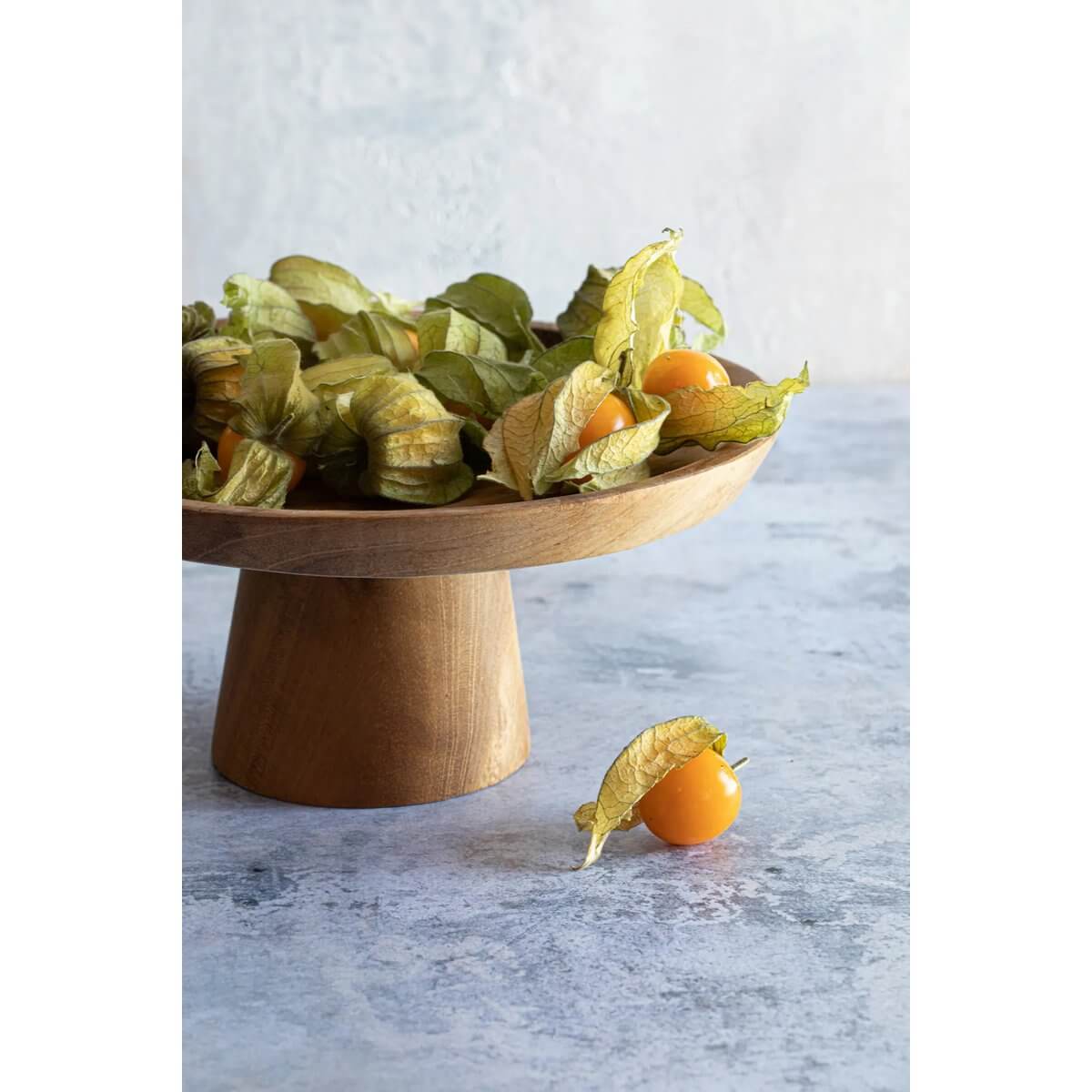 Teakhouten cakebord met vruchten, perfect voor gebak en snoep, Bazar Bizar Living, 28cm breed, elegant en functioneel ontwerp.