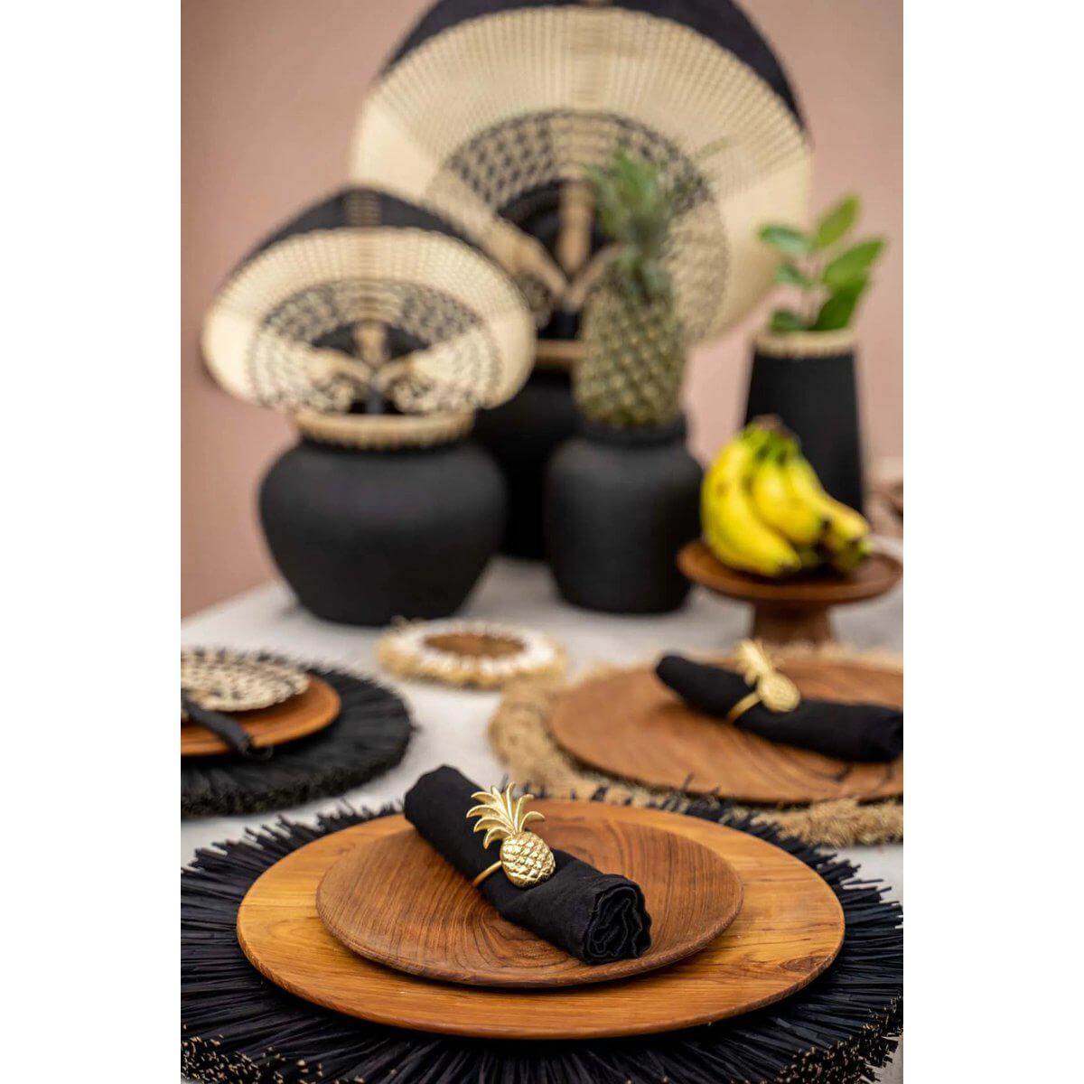 Elegant gedekte tafel met teakhouten borden en stijlvolle decoratie, perfect voor een warme houtentouch aan je tafel.