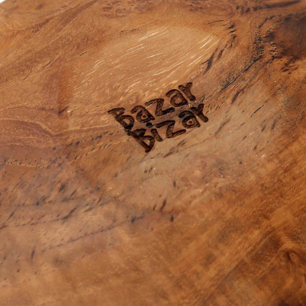 Close-up van het teakhouten oppervlak van het Teak Root Round Plate - XL met het logo van Bazar Bizar gegraveerd.