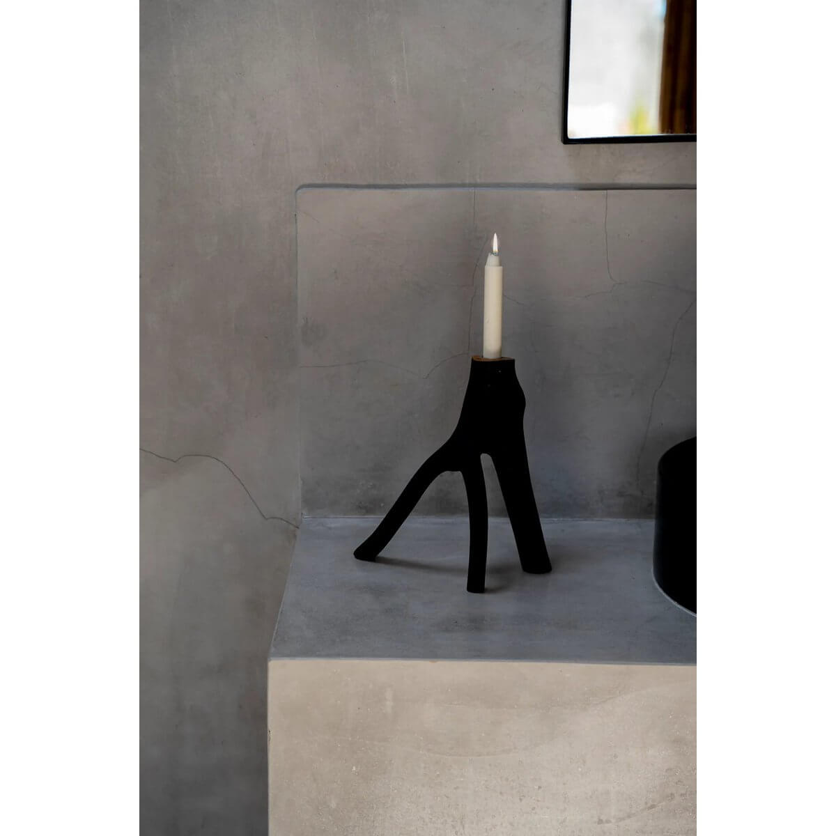 Bohemian Triple Twig Candle Holder in zwart on a modern shelf, featuring an organic metal design for cozy home decor by Bazar Bizar Living.