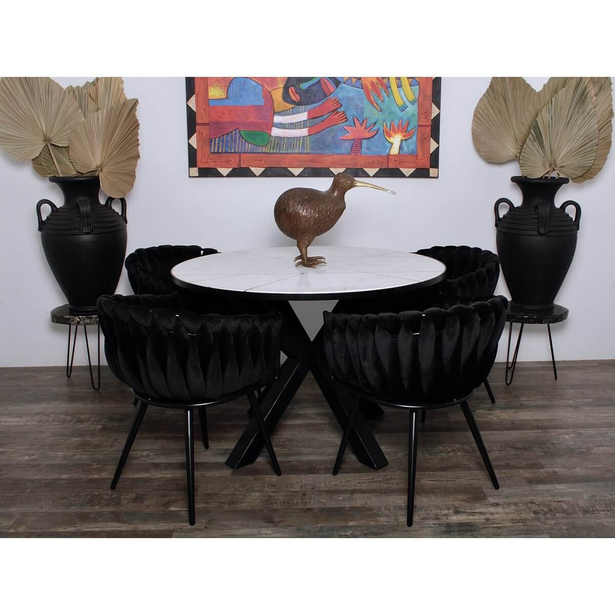 Moderne zwarte Wave stoelen set rond een marmeren eettafel in stijlvolle eetkamer.