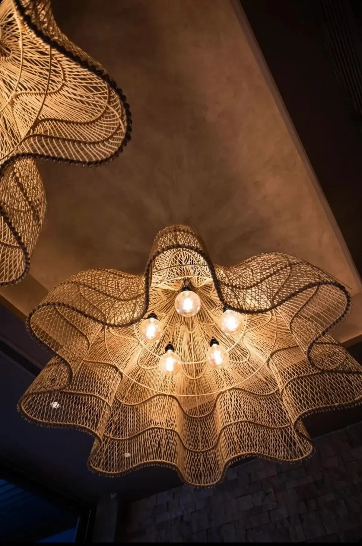 Rotan hanglamp The Whipped 110 cm vanuit een andere hoek