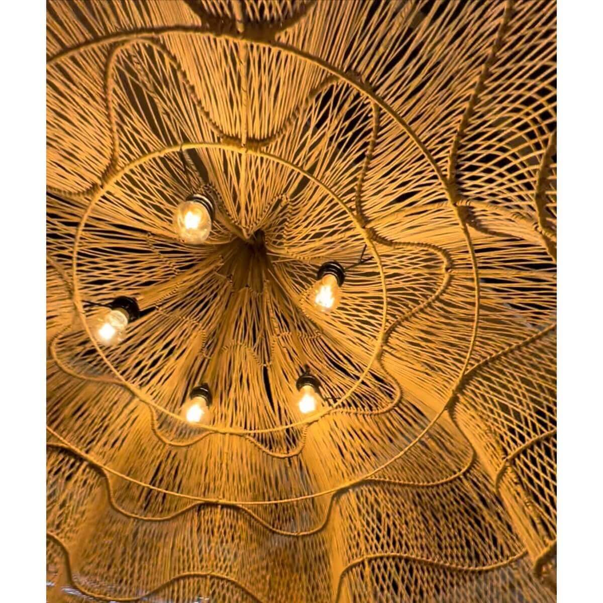 Grote XXL hanglamp Naturel van geweven materiaal, boho-chique stijl, verlicht door meerdere gloeilampen. Perfect voor binnen of buiten.
