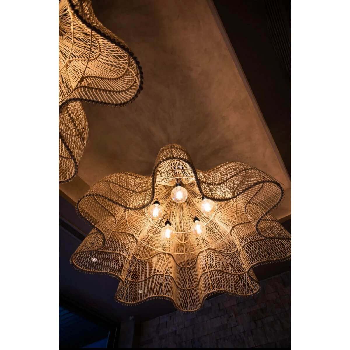 Boho-chique XXL hanglamp "The Whipped Hanger" in natuurlijke kleur, verlicht een sfeervolle kamer. Geen elektrische bedrading inbegrepen.