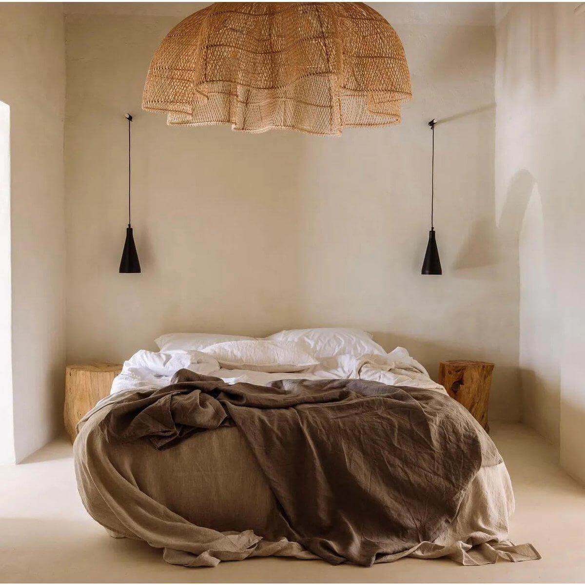 Boho XXL hanglamp "The Whipped Hanger" in een stijlvolle slaapkamer, zonder bedrading of stekkers, met naturel ontwerp. Verkoopt snel!