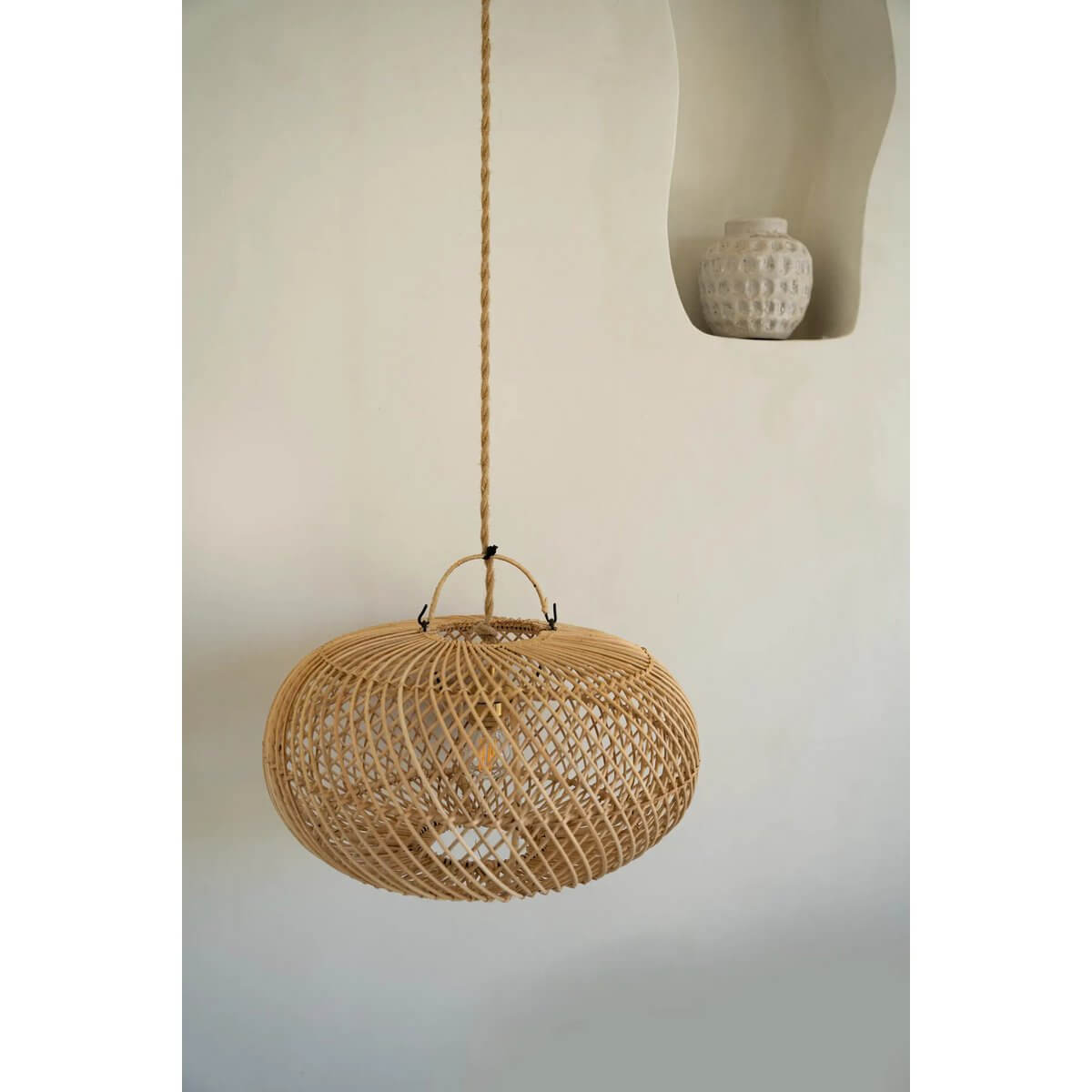 Schattige rotan hanglamp Wholly Hanger Naturel in een interieur, zonder elektrische bedrading. Perfect om schaduwpatronen te creëren.
