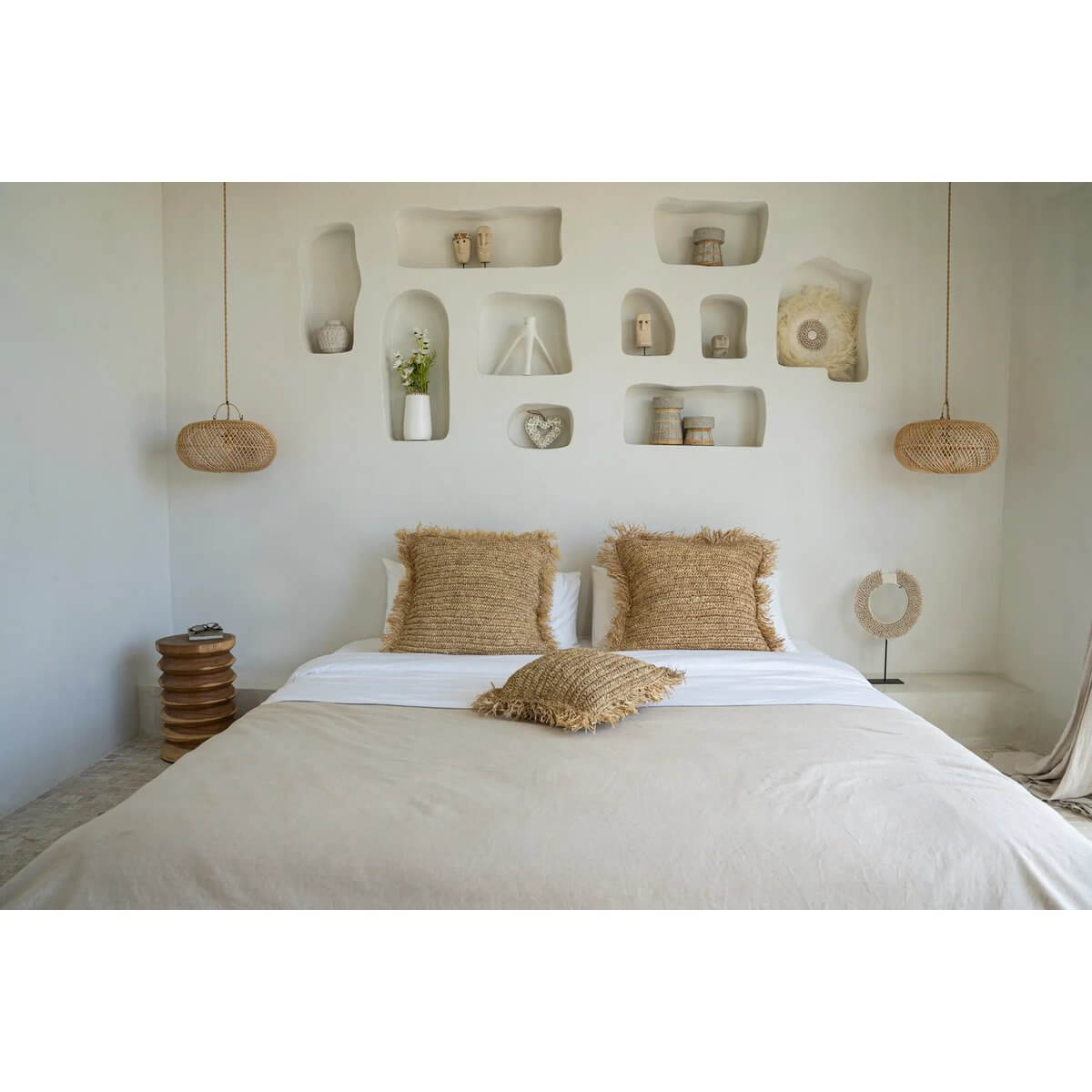Sfeervolle slaapkamer met Wholly Hanger rotan hanglampen naast bed, natuurlijke en gezellige inrichting.