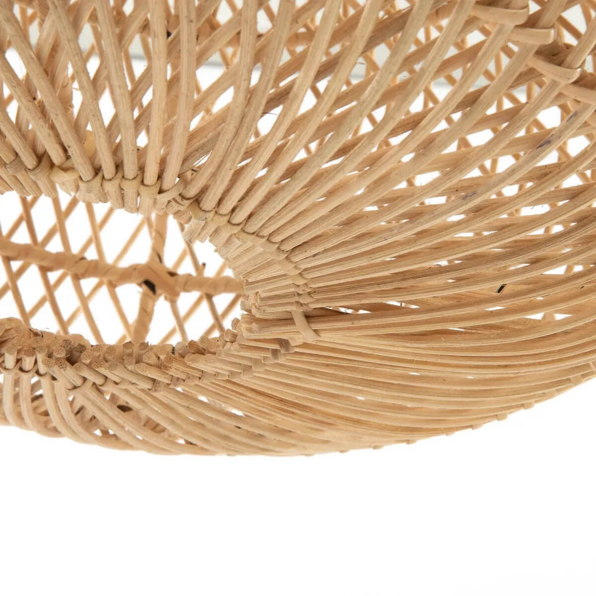 Detail van de schattige Wholly Hanger - Naturel, rotan hanglamp, perfect voor sfeervolle licht- en schaduwpatronen.