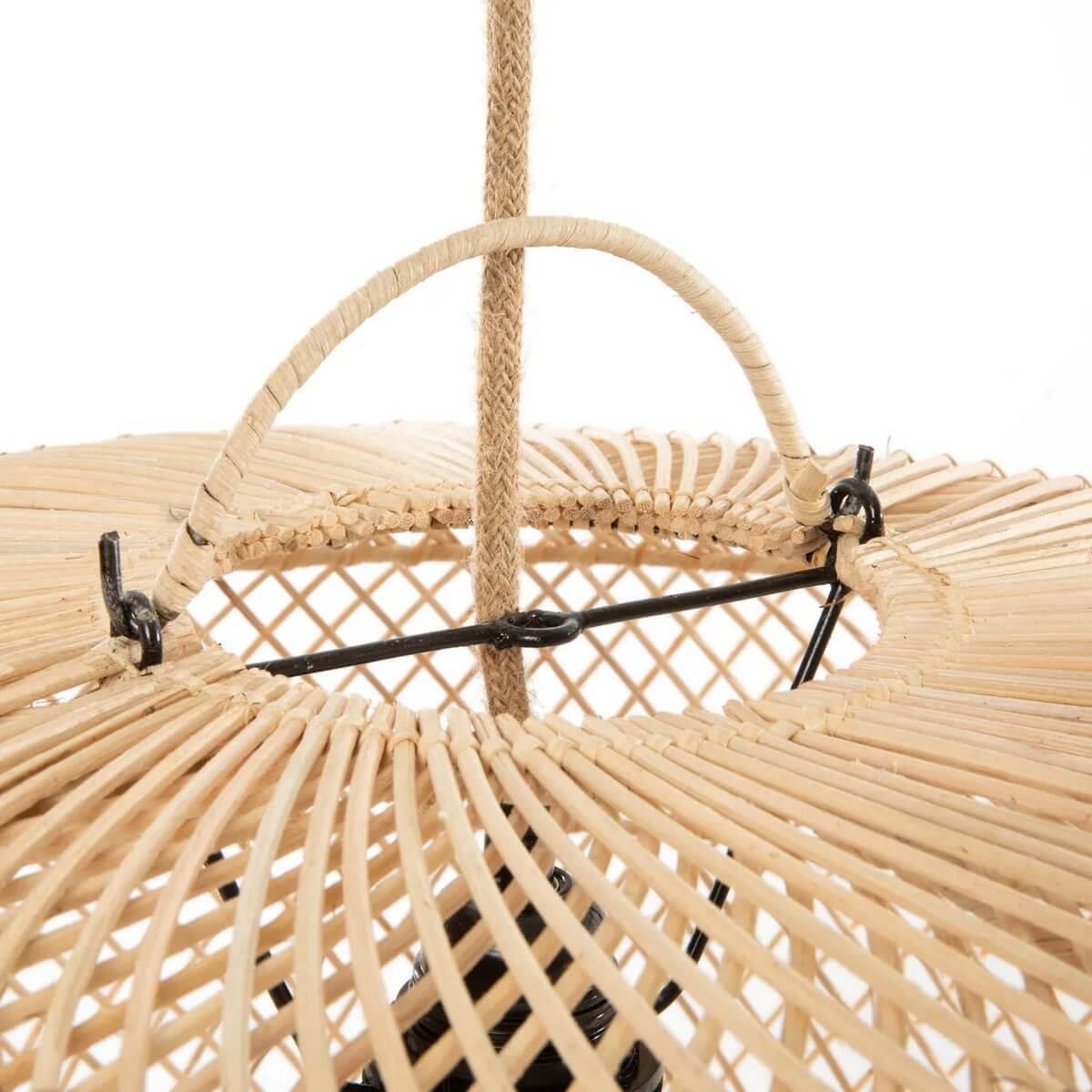 Detail van de Wholly Hanger Naturel hanglamp, rotan ontwerp zonder elektrische bedrading, sfeervolle schaduwspel verlichting.