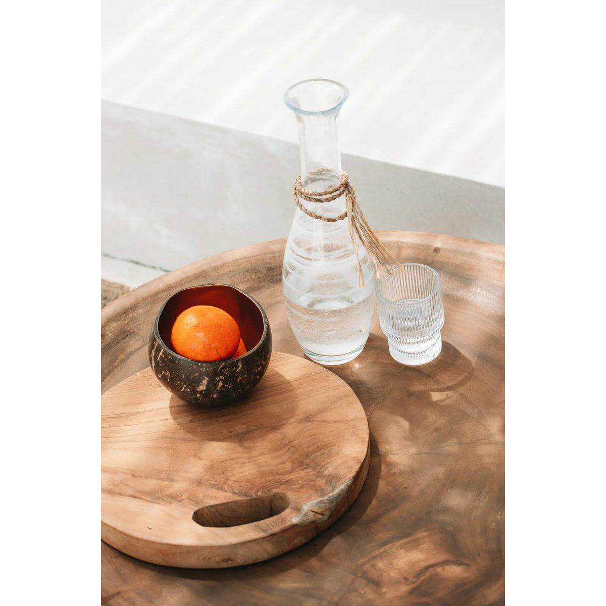 Teakhouten dienblad met fruitschaal en karaf water op tafel, Bazar Bizar Living, massief hout, natuurlijke uitstraling.