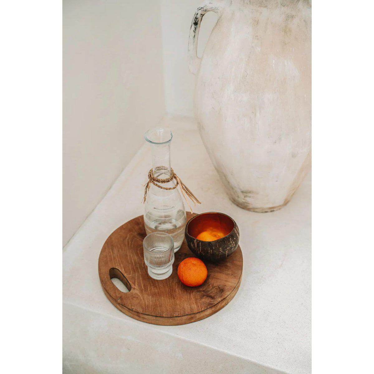 Stijlvolle teak wortelboterhamplank op tafel, perfect als dienblad. Decoratief met karaf, glas en mandarijn. Ideaal voor elk interieur!