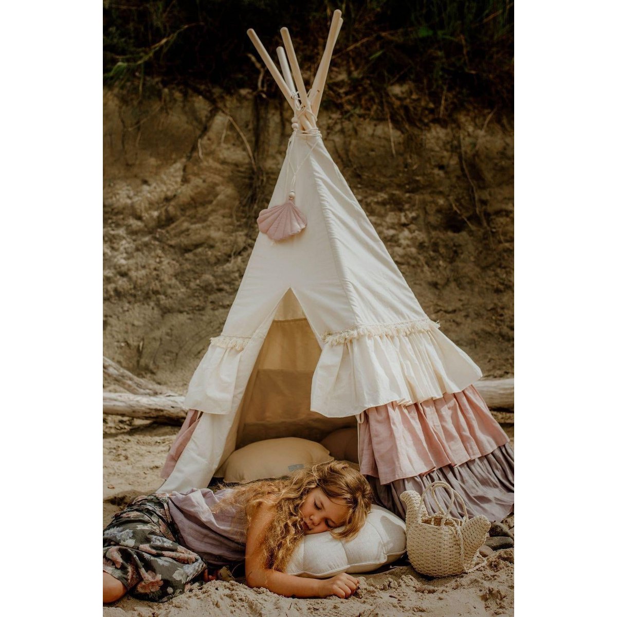 Tipi "Powder Frills" met ruches en "Powder Pink" schelpmattenset-Moi Mili-Ik Hout ervan.