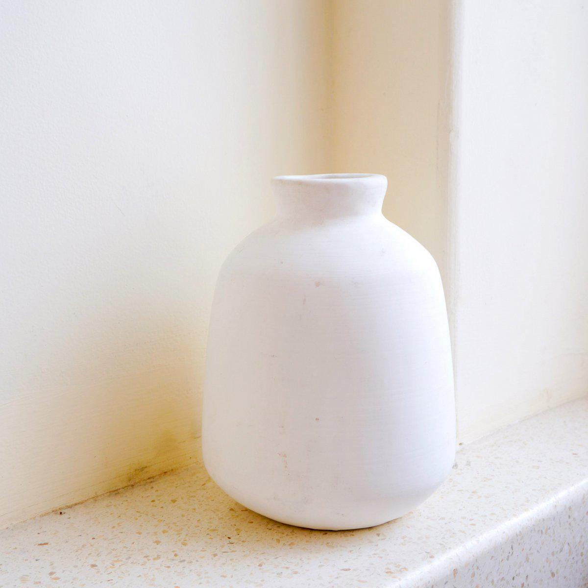 Handgemaakte ronde witte kleivaas, 15 cm doorsnede, ideaal voor boho droogbloemen, plasticvrije verpakking, eerlijke handel