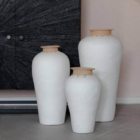 Set van drie witte Vaas Longa met terracotta rotan details, perfect voor een bohemian interieur. Verkrijgbaar bij Ik Hout ervan.