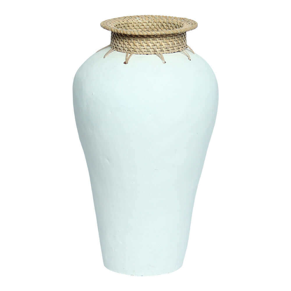Stijlvolle Vaas Longa met terracotta en rotan, bohemian design van Earthware. Perfect te combineren met Ibiza & Bali spiegels. Natuurlijke touch.