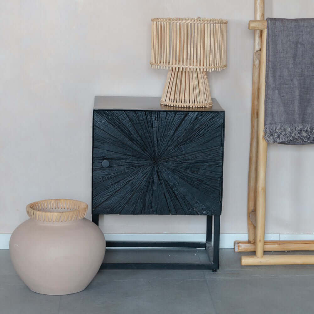 Vaas terracotta met rotan Emi naast zwarte kast en bohemian lamp, perfect voor een natuurlijke Ibiza & Bali stijl.