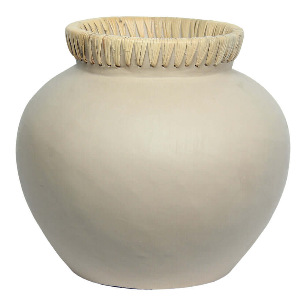 Vaas terracotta met rotan van het merk Earthware, boho stijl, perfect voor een bohemian interieur, natuurlijke en authentieke materialen.