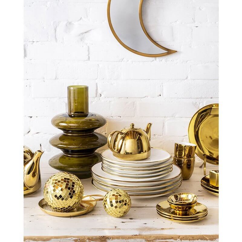 Groene glazen vaas 20x29cm met gouden servies en decor op witte achtergrond, perfect voor stijlvolle Nederlandse inrichting.