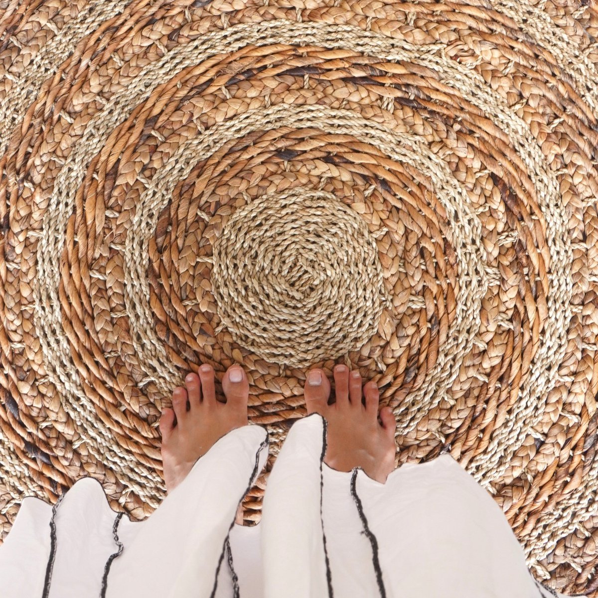 Vloerkleed 100/120 cm met strepen rond vloerkleed van plantaardige vezels, bananenvezel, zeegras en waterhyacint bruin beige tapijt POHON (2 maten)-ronde vloerkleden-Soeji-Ik Hout ervan.