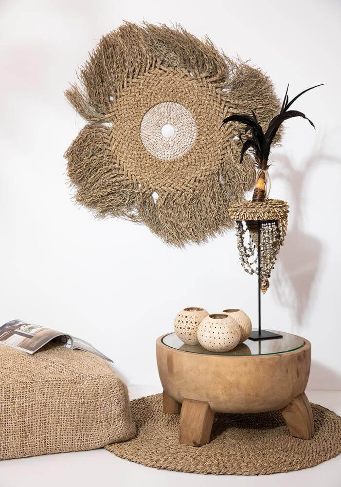 Rond zeegras vloerkleed en stijlvolle decoratie in woonkamer met bohemien stijl, geïnspireerd door Vietnamese ambachtelijke technieken.