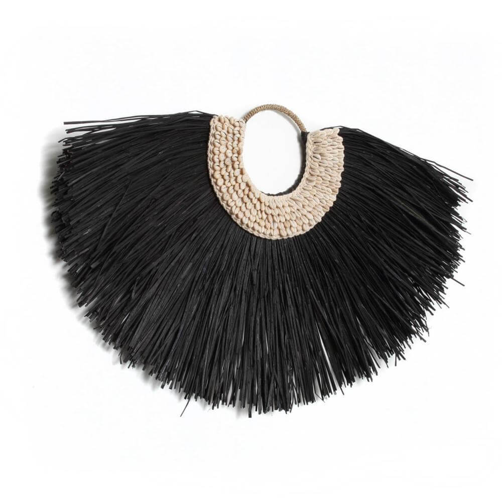 Bohemian alang gras waaier met schelpen op standaard, perfect voor boho interieur. Handgemaakt en fairtrade woondecoratie.