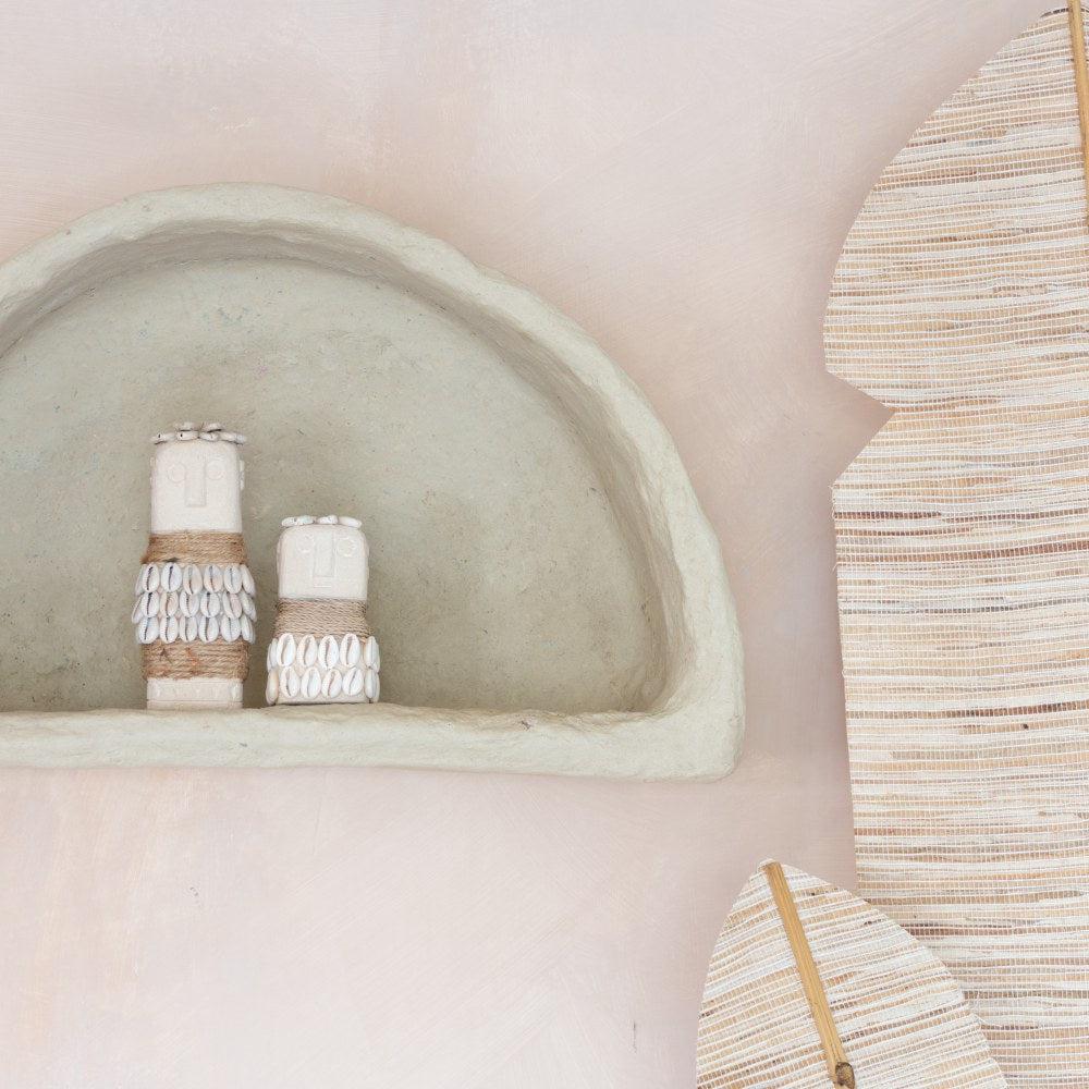 Papier-maché muurkastje Arch met decoratieve accessoires, uniek en stijlvol in natuurlijke tinten.