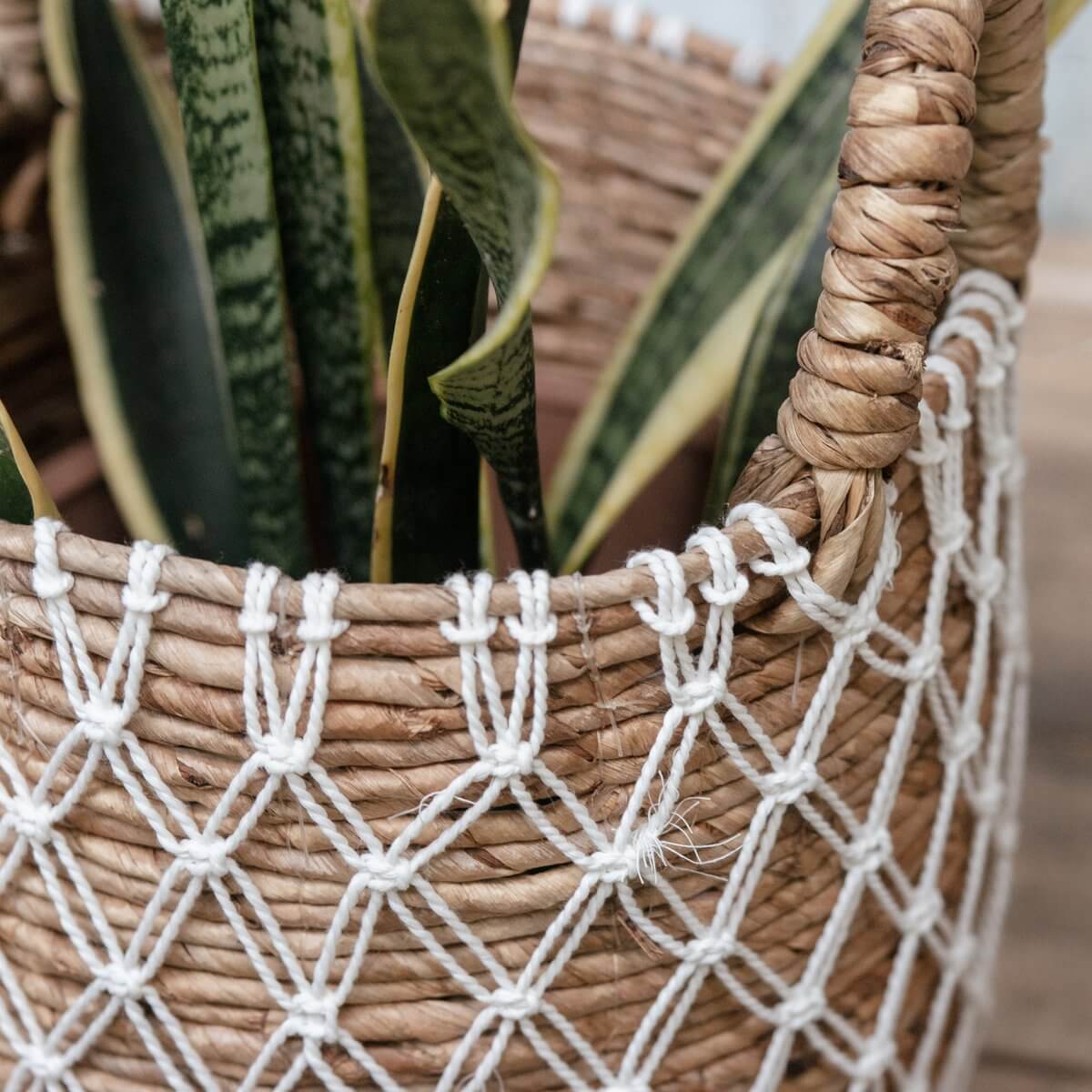 Gevlochten plantenmand van bananenvezel met katoenen patroon, perfect als wasmand of opbergmand, handgemaakt en duurzaam.