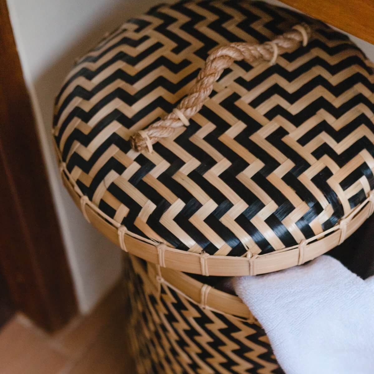 Decoratieve bamboe wasmand NABIRE met deksel, tweekleurig zigzag-design, handvatten, 35cm diameter, 57cm hoog, handgemaakt.