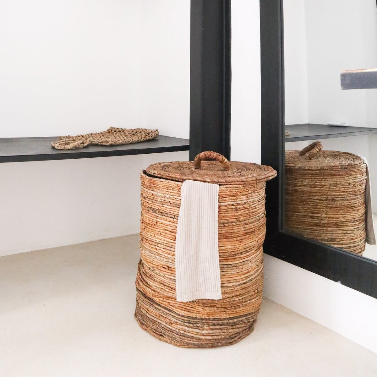 Ombak wasmand met deksel van bananenvezel, handgemaakt met duurzame materialen, stijlvol in de badkamer of slaapkamer.