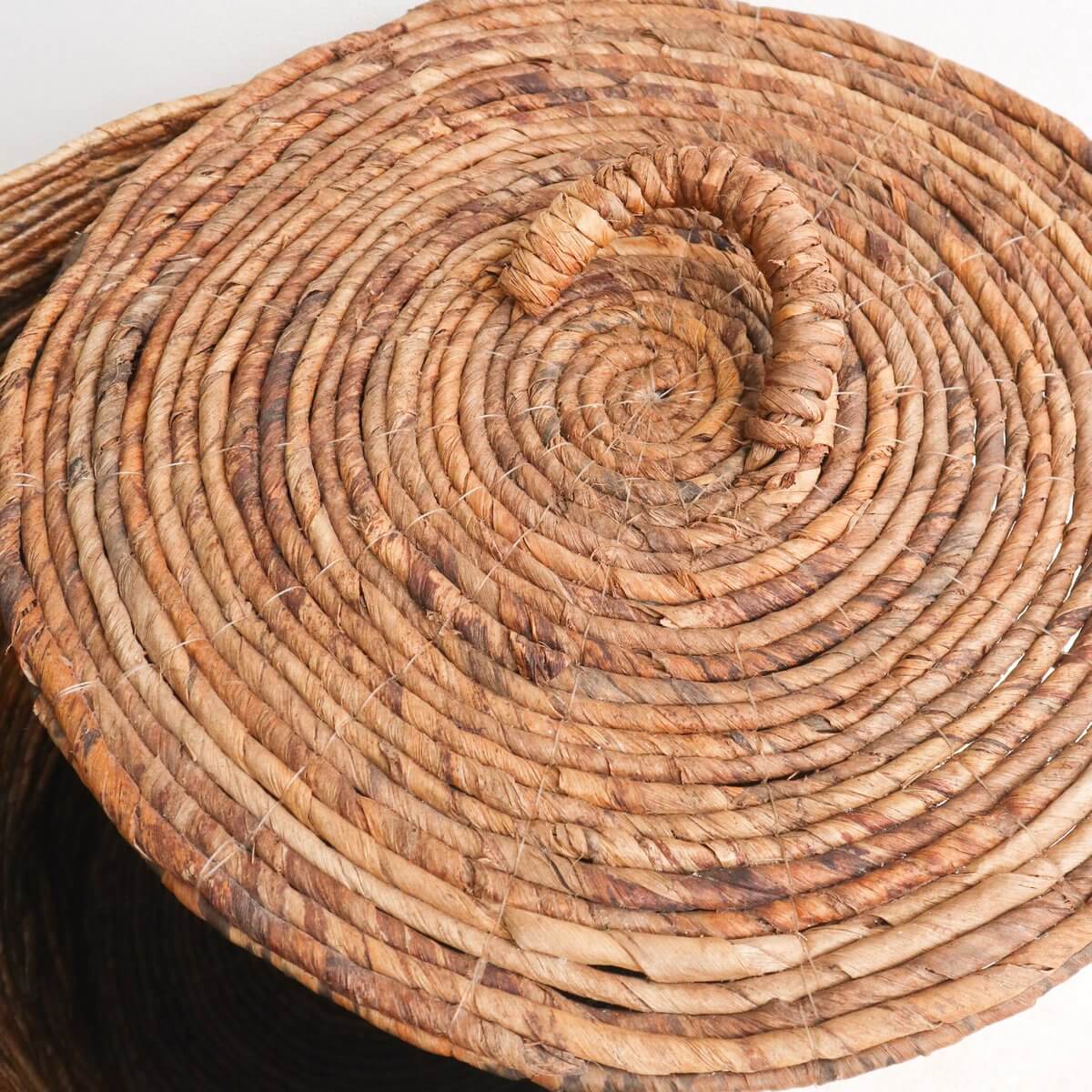 Detail van de handgemaakte wasmand OMBAK van duurzame bananenvezels met deksel, perfect voor de badkamer of slaapkamer. Eerlijke handel.
