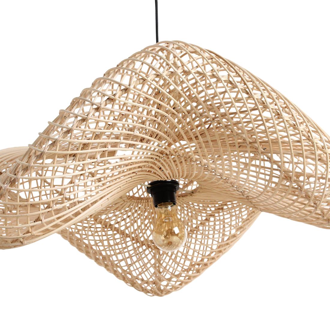 Sfeerbeeld van rotan hanglamp wave large van 75 cm