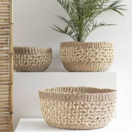 Zeegras manden Oakley set van drie op witte tafel, perfect voor decoratie en opbergen. Boho stijl, home decor.
