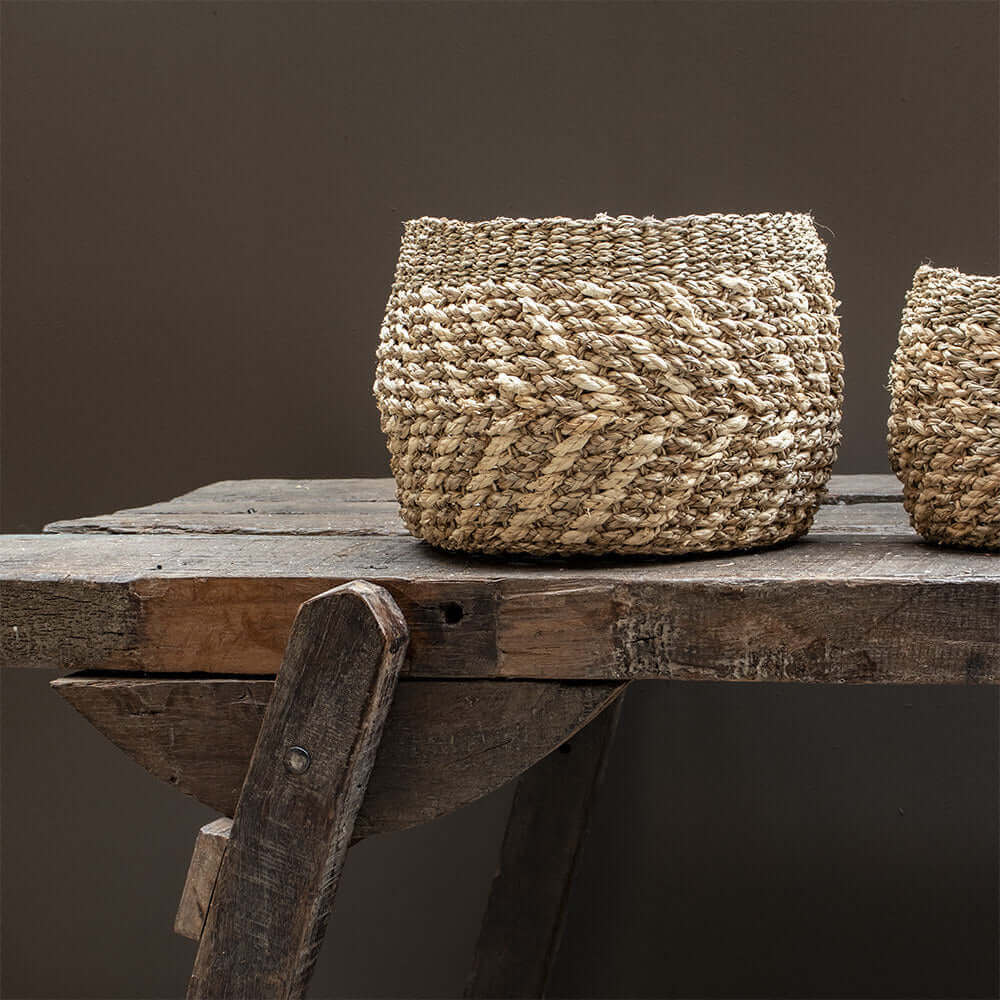 Zeegras mand Skye op houten tafel, prachtige mand met grof patroon voor decoratie of als opberger, sfeer en warmte in huis met natuurlijke uitstraling.
