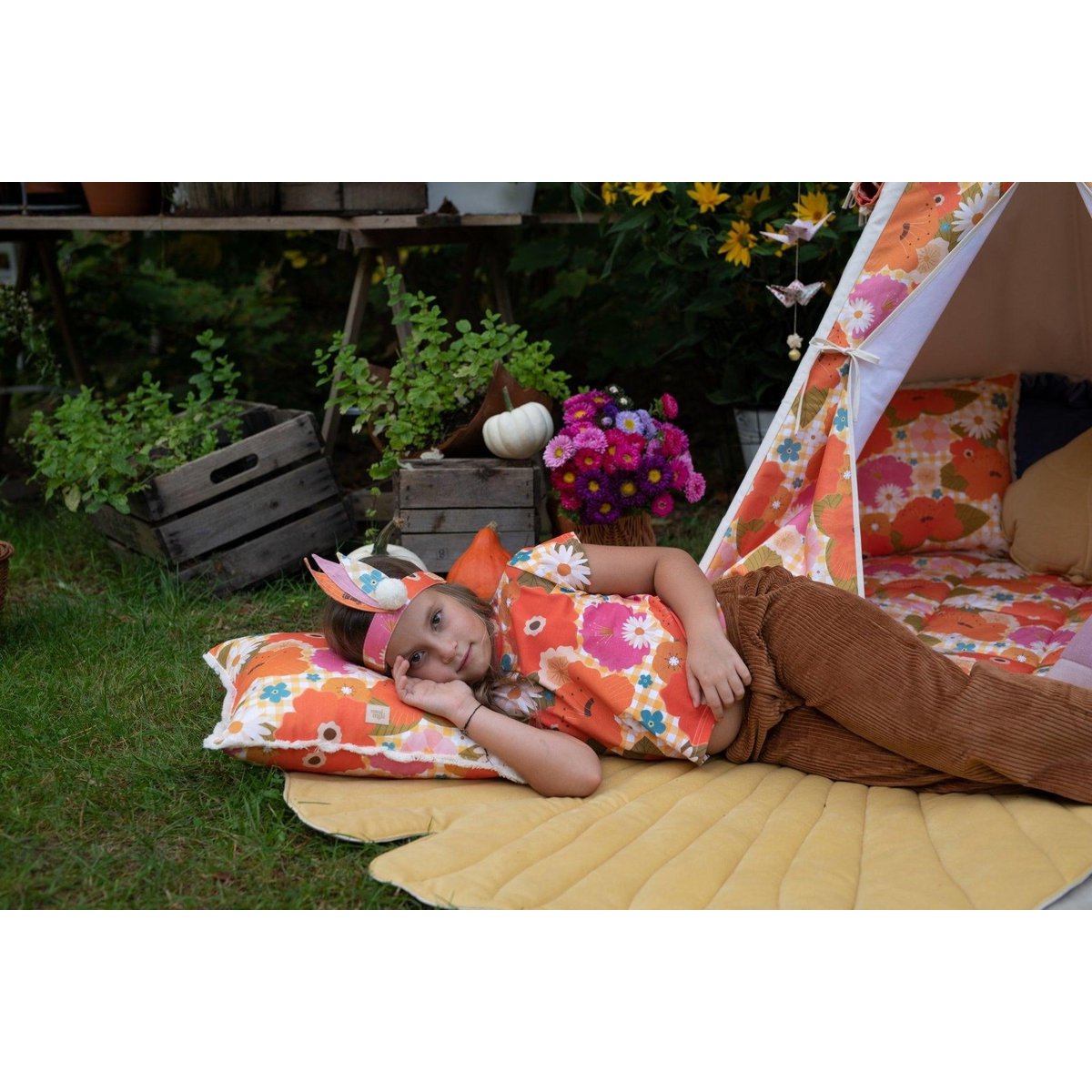 Kussen “Picknick met bloemen”.