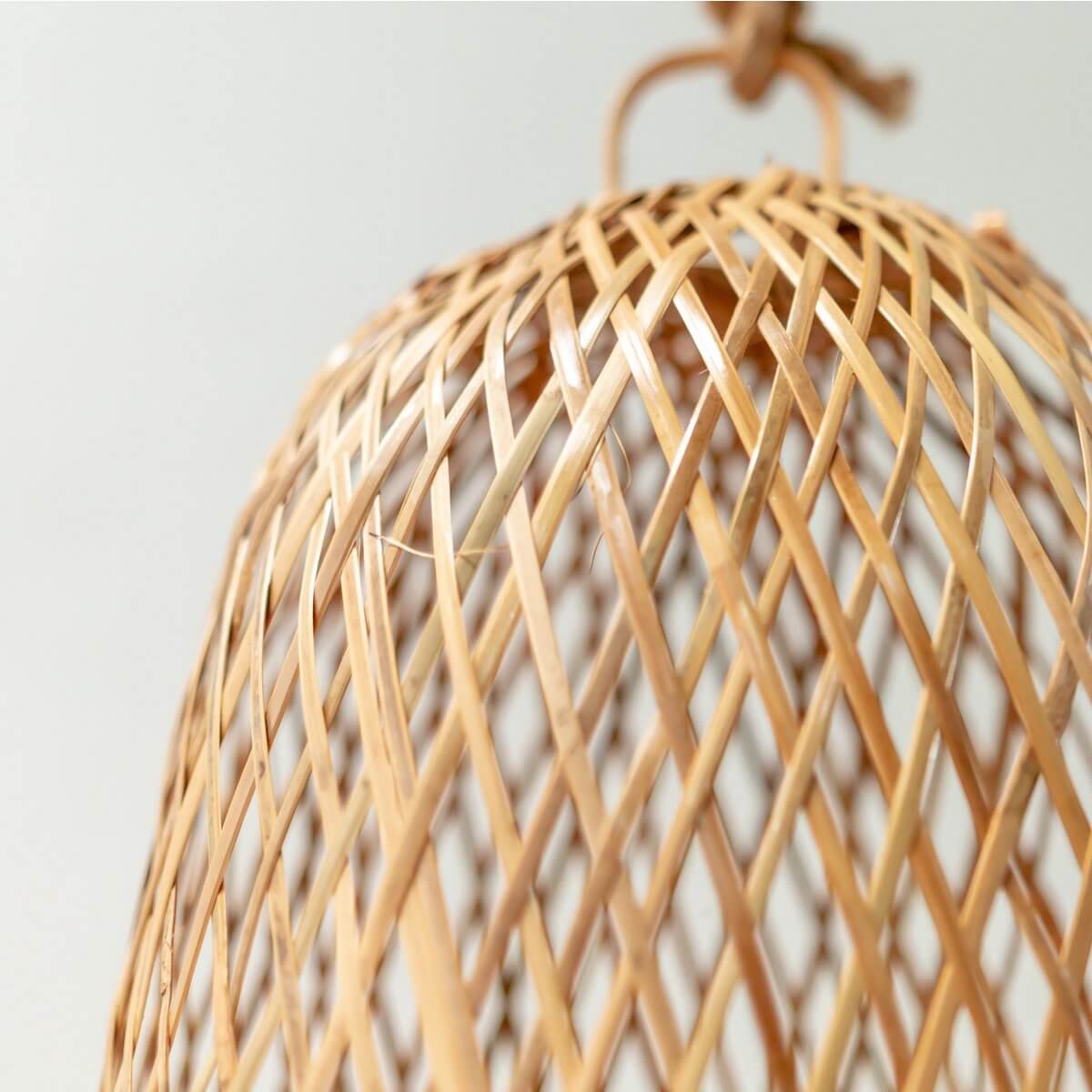 Handgemaakte bamboe plafondlamp CAMAYA met geweven patroon, duurzaam en sfeervol. Perfect voor rustgevend warm licht in huis.